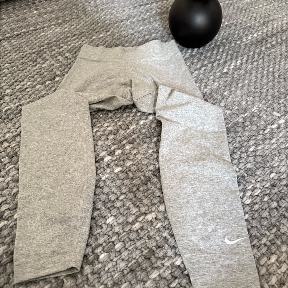 NWOT Women's Nike NWT Sportswear Leggings Size XS Gray